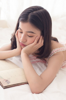 美女被绑在床扒衣摸隐私